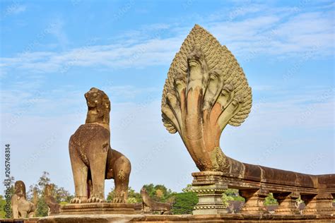 Foto De Old Statue Of Great Naga In Angkor Watlandmark Of Cambodia Do