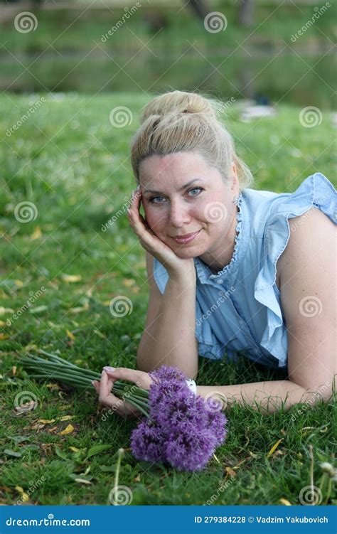 Portrait Dune Femme Avec Un Bouquet De Fleurs Sauvages Se Trouve Sur