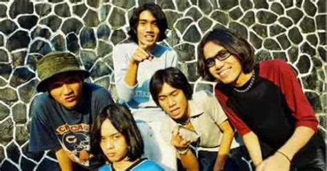 Kusanjung kau di tempat tinggi sebab engkau imam besar agung. Lirik lagu yang bikin terharu: lirik lagu kenangan yang tak terlupakan