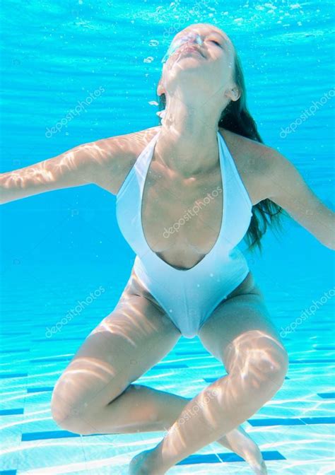 Meisje Zwemmen Onder Water Bij Het Zwembad Stockfoto Claudio Gangi