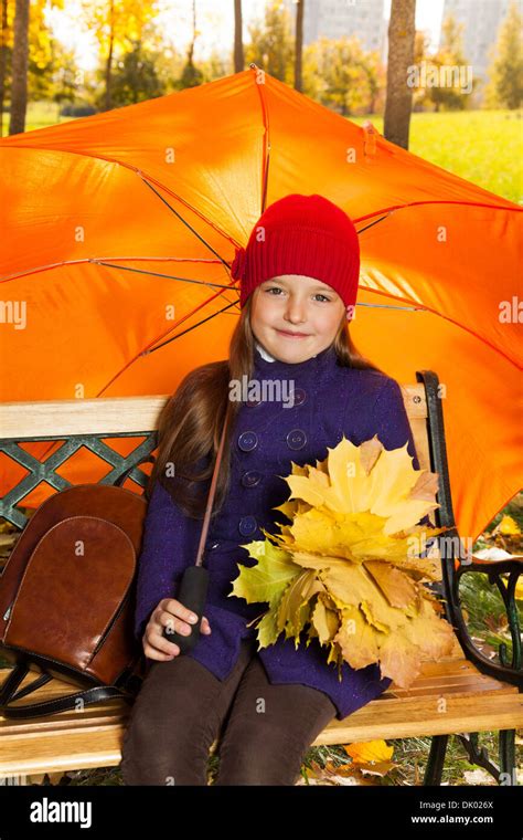 Süße Kleine 6 Jahre Alte Mädchen Dass Maple Leaves Blumenstrauß Auf Der Bank Sitzen Mit