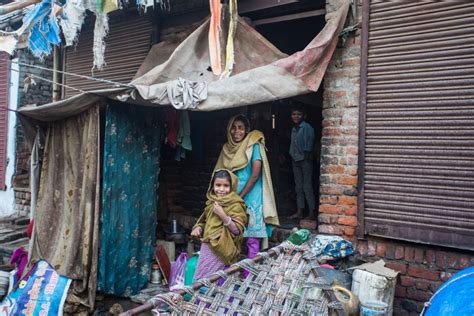 转载 印度贫民窟有多穷？一家几口睡棚子，每天排队打水，而且吃不饱！真实的自我新浪博客