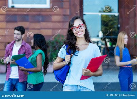 Belle étudiante Nue Avec Groupe De Jeunes Adultes Image Stock Image Du Regarder Foncé 166012419