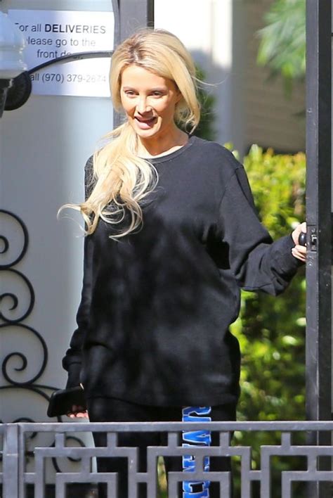 Holly Madison Gets Her Iced Coffee Delivered In Los Angeles 04162020