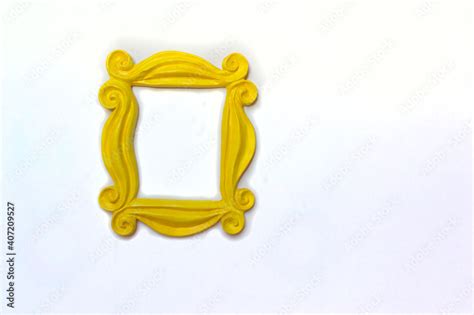 Marco De Fotos O Marco De Un Espejo De Color Amarillo Con Fondo Blanco