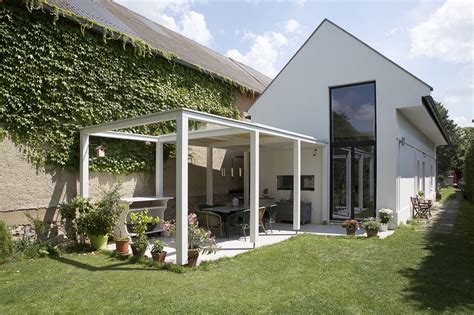 Scopri la casa con giardino a roma di luisa longo e ascanio balbo, tutta raccolta intorno a un cortile interno dove crescono magnolie secolari e verdissimi alberi di agrumi. giardino.casa - Mansarda.it