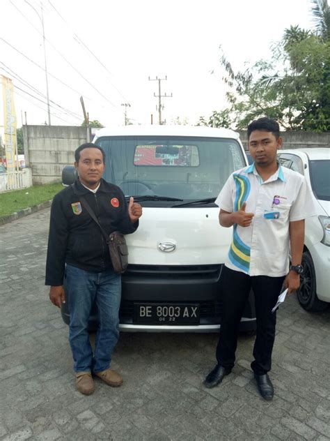 Foto Penyerahan Unit Sales Marketing Mobil Dealer Daihatsu Lampung