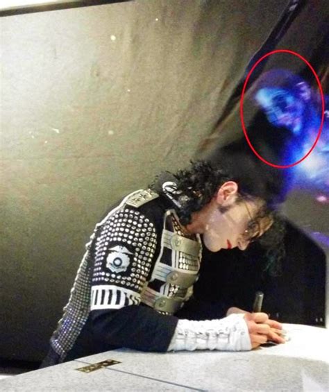 Shocking Michael Jacksons Ghost Spotted At His Tribute Yesterday See