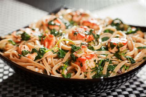 Pasta met gerookte zalm en spinazie