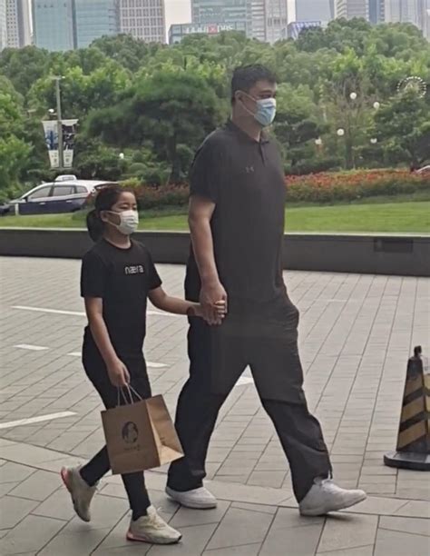 Yao Ming And His Daughter Are Holding Hands For Shopping 11 Year Old