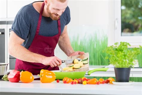 hombre preparando comida deliciosa y saludable en la cocina del hogar foto de archivo imagen