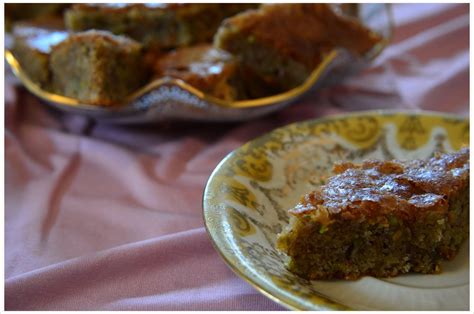 Backen, herausnehmen, sofort mitsamt backpapier aus dem blech nehmen und mit einem blatt backpapier abdecken, etwas abkühlen lassen. Mmmontags-Rezept: Orientalischer Nusskuchen | Filizity.com ...