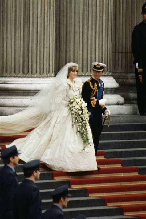 Princess diana became lady diana spencer after her father inherited the title of earl spencer in 1975. Princess Diana's Wedding Dress - Every Detail of Princess ...