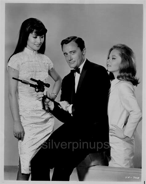 Orig Robert Vaughn With Sexy Starlets The Man From U N C L E