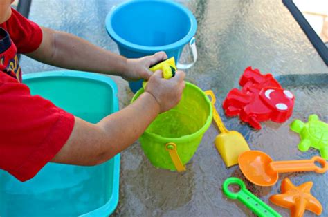 Water Transfer Activity With Sponges Easy Toddler Stem Water Play