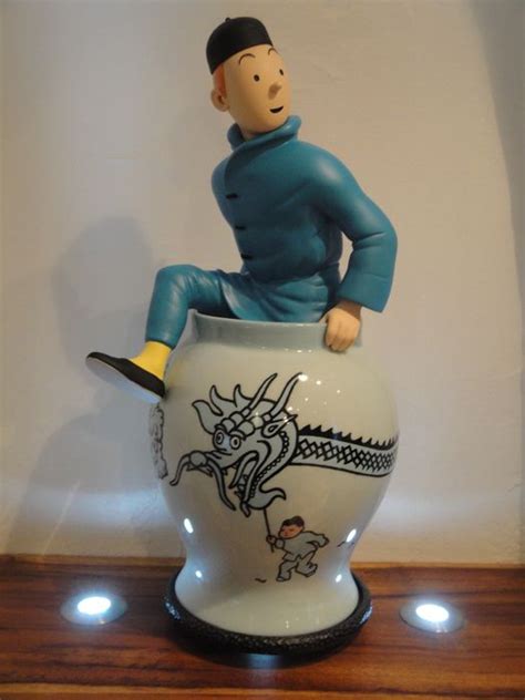 Tintin - Moulinsart figurine 46960 - Tintin climbing out of a vase - Blue Lotus (2014) - Catawiki
