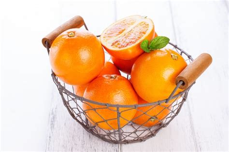 Oranges Dans Un Panier Métallique Photo Gratuite