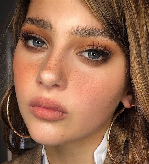 Pin By Ana Var On Fashion And Clothes Sunkissed Makeup Fake Freckles