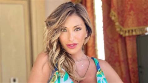 Sabrina Salerno Sbottona La Camicia E Manda In Visibilio I Fan