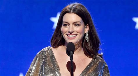 Anne Hathaway Glows In Gold At Critics Choice Awards 2020 2020 Critics Choice Awards Anne