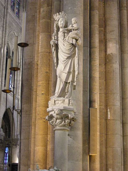 Filenotre Dame De Paris Statua Della Nostra Signora Di Parigi