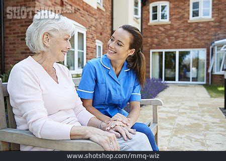 Seniorin Kommunikation Altenpflegerin | Lizenzfreies Bild mmq-wiz ...