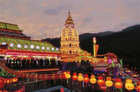 There are over hundreds of chinese temples in malaysia which is not surprising given that around a quarter of malaysia's population is of chinese descent. Kek Lok Si Temple