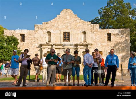 San Antonio Missions Tourists At The Alamo Aka Mission San Antonio De