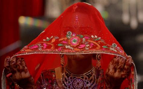 بدین پسند کی شادی‘ کرنے والی ہندو لڑکی بازیاب، عدالت کے حکم پر والدین کے حوالے Urdu News