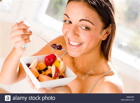 Femme Mangeant Une Salade De Fruits Banque De Photographies Et Dimages à Haute Résolution Alamy