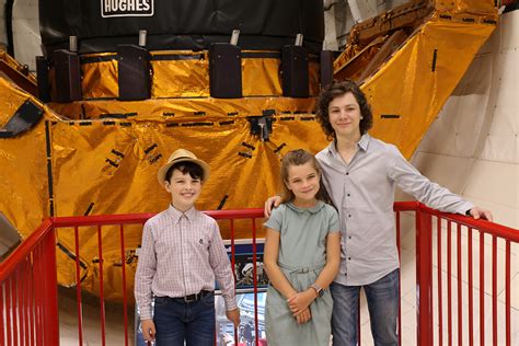 Its pilot episode debuted as a sneak preview on september 25, 2017 and it began airing after the big bang theory on thursdays, november 2, 2017. CBS's Young Sheldon cast tour Space Center Houston