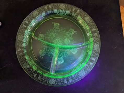 1940 HAZEL ATLAS Florentine Poppy Uranium Glow Glass Green 10 Grill