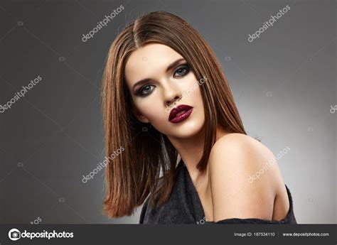 Portrait Femme Brune Sensuelle Avec Maquillage Style Adolescent Épaule