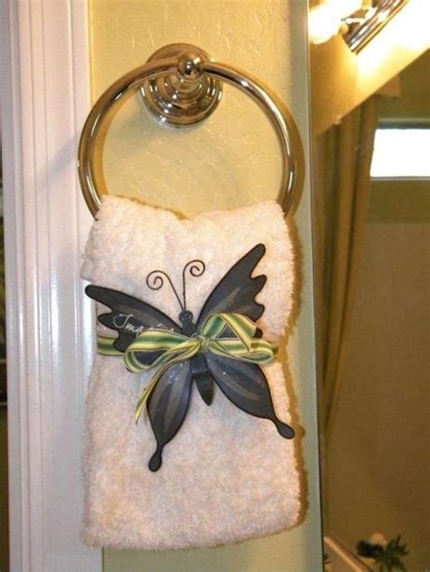 10 Decorative Bathroom Towel Ideas