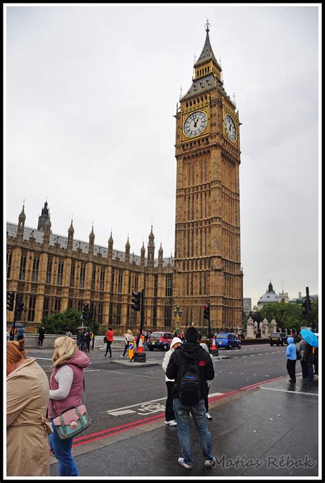 Londres es la capital de inglaterra y del reino unido, es una ciudad que londres tiene 7,512,000 habitantes según el último censo y se calcula que entre su población se hablan más de 300 lenguas. Un par de kilómetros más...: Londres, Inglaterra