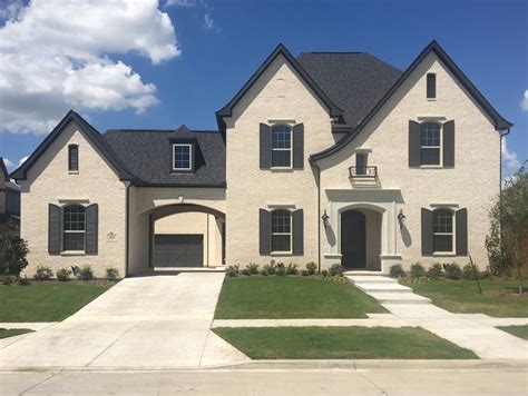 A white brick house combines the best of home siding materials and color choices. King - PACKER BRICK