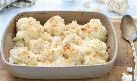 La pasta e cavolfiore al forno con besciamella e provola è una delle varianti più conosciute. Ricetta - Cavolfiore al forno | Dissapore