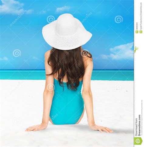 Vorbildliche Aufstellung Im Badeanzug Mit Hut Stockfoto Bild Von Lang Bikini 38095994