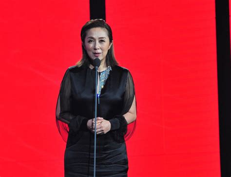 Jun 25, 2021 · 還記得每年都會舉辦的第金曲獎頒獎典禮嗎？是的！這個時候應該是第32屆金曲獎頒獎典禮的時間，但因疫情的關係而順延。《台灣那麼旺》本週播出金曲精選好歌特輯，帶大家一起來欣賞歷年來曾入圍以及獲得金曲獎的經典歌曲，而今年雙雙入圍金曲獎的許富凱及曹雅雯老師也在節目中以自拍影片. 金曲評審總召黃韻玲：草東三項得獎都以壓倒性的票數獲勝 - Blow 吹音樂