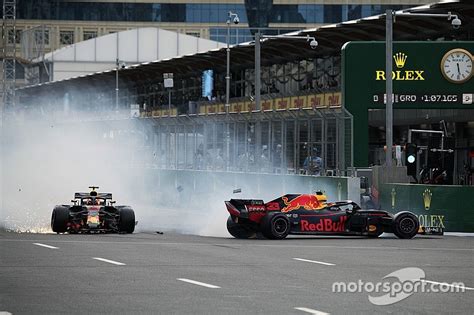 Strangest crash i've seen on this game! Marko: "Verstappen had crash met Ricciardo in Baku kunnen ...