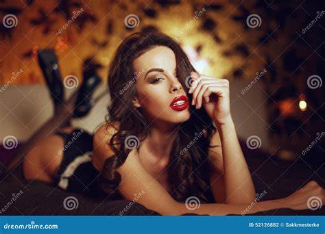 Seksowna Kobieta W Bieliźnie Pozuje Na łóżku Zdjęcie Stock Obraz