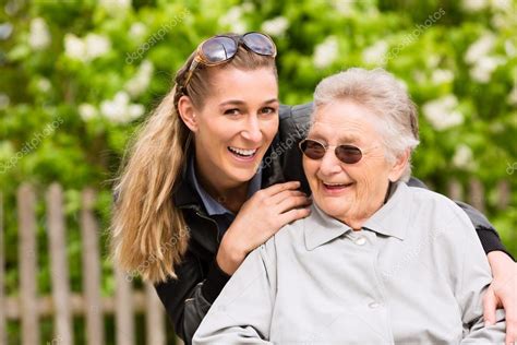 Mujer Está Visitando A Su Abuela En Un Asilo De Ancianos 2022