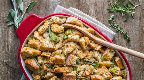 This full vegetarian thanksgiving dinner has everything you want in an easy thanksgiving meal and to finish off this vegetarian thanksgiving dinner…cheese! Thanksgiving Dinner Menu Ideas | La Brea Bakery