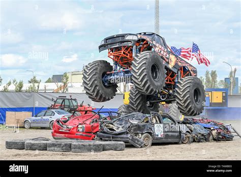 Monster Truck Bei Stuntshow Fotos Und Bildmaterial In Hoher Auflösung