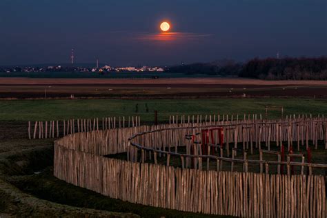 Vollmond im mai ist der letzte supermond des jahres 2020. Vollmond über dem Ringheiligtum Foto & Bild | architektur ...