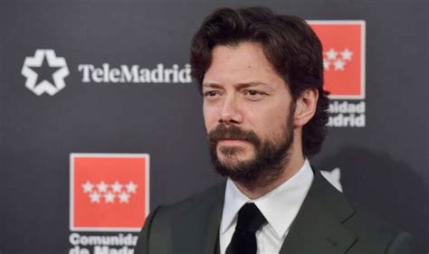 История о преступниках, решивших ограбить королевский монетный двор испании. Money Heist plot hole: Fans spot huge blunder between ...