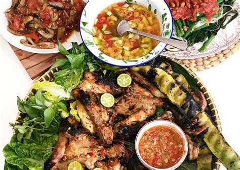 Di indonesia ada banyak resep ayam bakar, diantaranya paling populer yakni ayam percik, ayam bakar khas padang, dan ayam golek dari malaysia. Resep Ayam Bakar Taliwang, Plecing Kangkung, Beberuk ...
