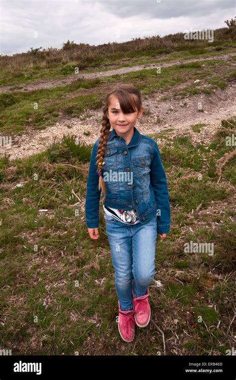 6 Jährige Mädchen Tragen Jeans Jeans Mit Langen Haaren In Einem