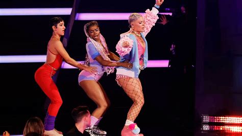 pink opens 2022 amas with ‘never gonna not dance again