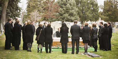 When Should You Go To A Funeral Funeral Etiquette And Tips